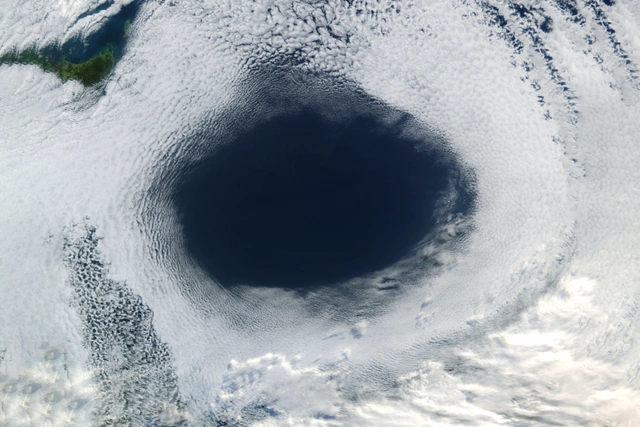 Озоновая дыра над Антарктидой достигла рекордных размеров - ФОТО
